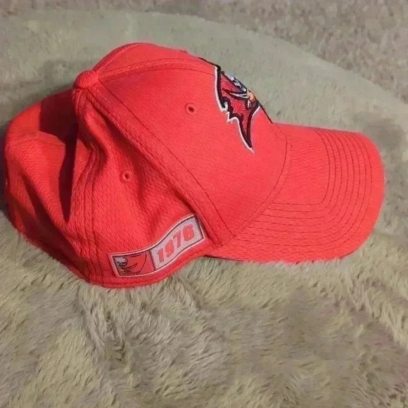NFL New Era Tampa Bay Buccaneers hat, small-medium, red and black - Picture 2 of 7